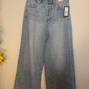 Universal Thread Women's Mid-Rise Super Wide Leg Jeans in Light Wash 6S